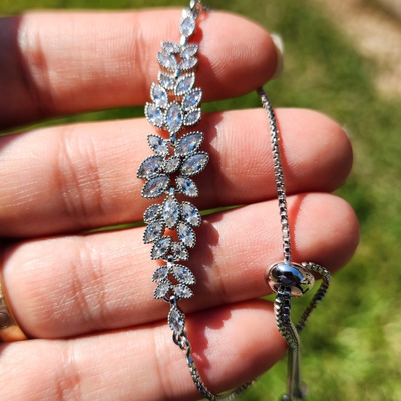 Elegant Gold Plated Adjustable Bracelet with Cubic Zirconia Leaves ✨ - Picture 8 of 9